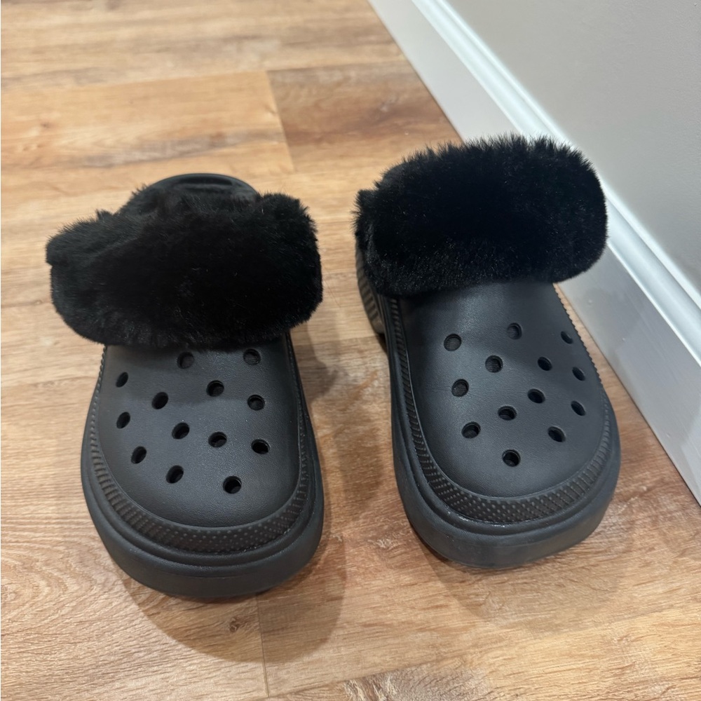 CROCS Black Fuzzy Lined Clogs